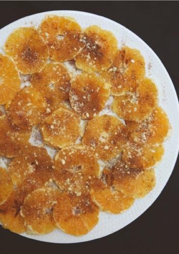 ORANGE WITH CINNAMON AND POWDERED SUGAR